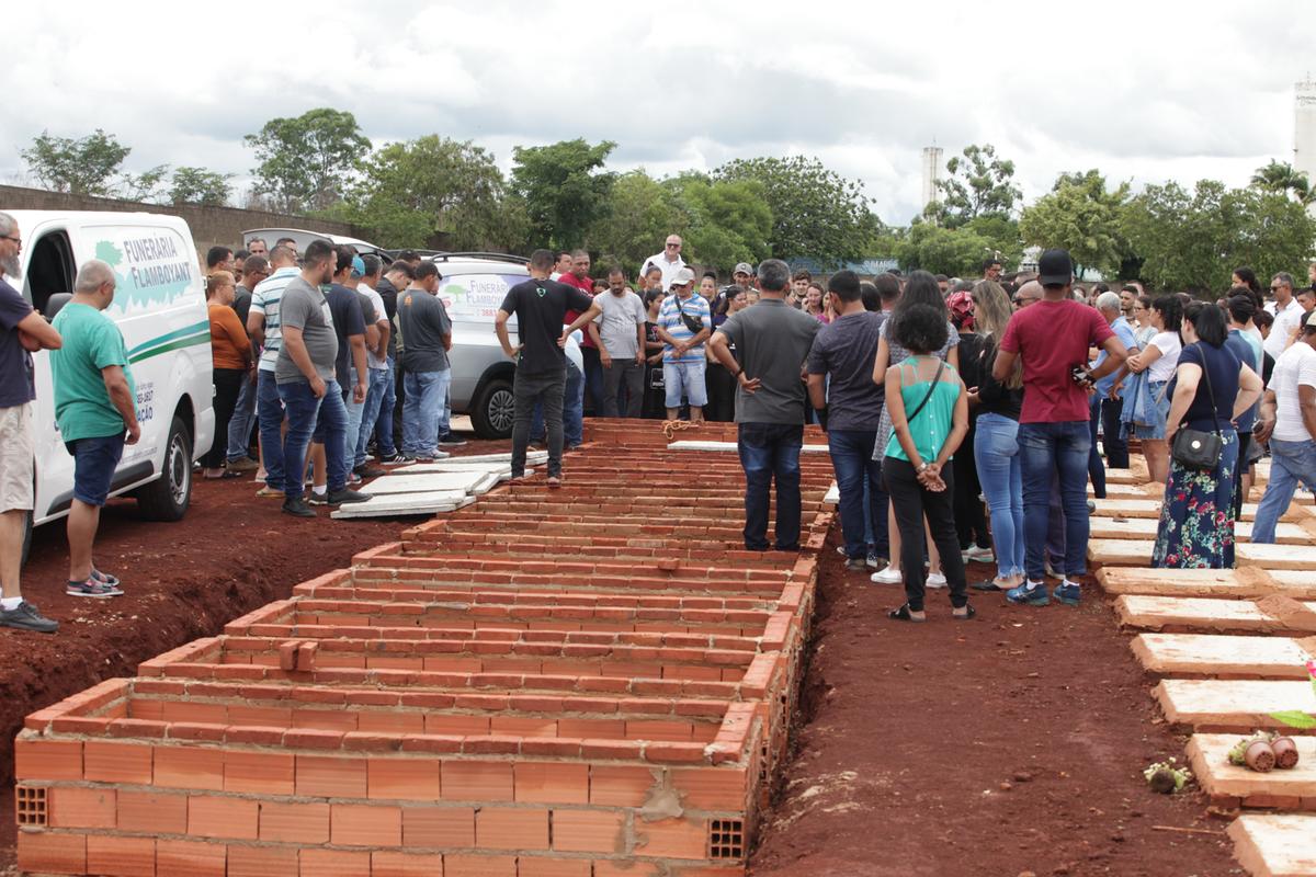 Amigos e familiares acompanham o enterro de quatro das cinco pessoas de uma mesma família que morreram afogadas no Rio Tietê na véspera do Natal, no interior de São Paulo (Rodrigo Zanotto)