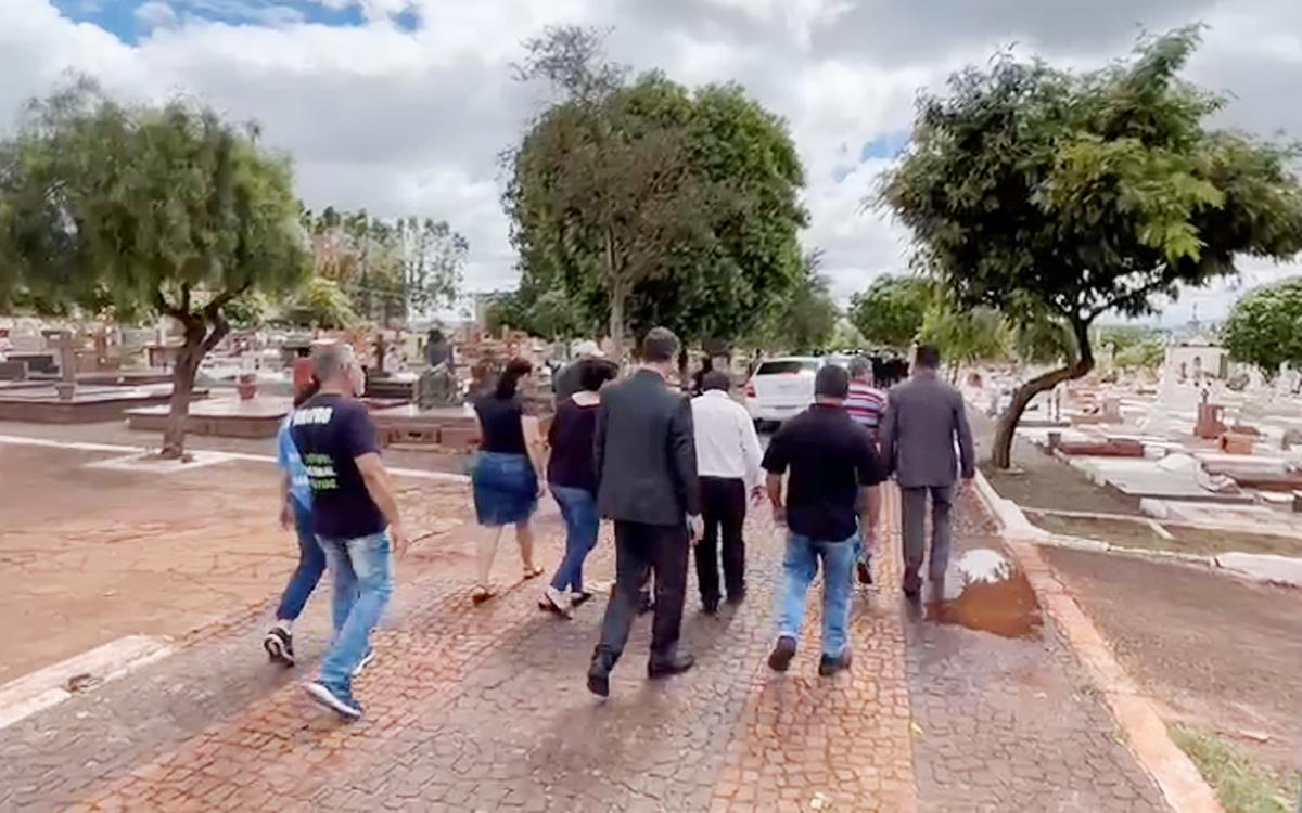 Familiares e amigos sepultam a última vítima da tragédia no Rio Tietê (Reprodução)