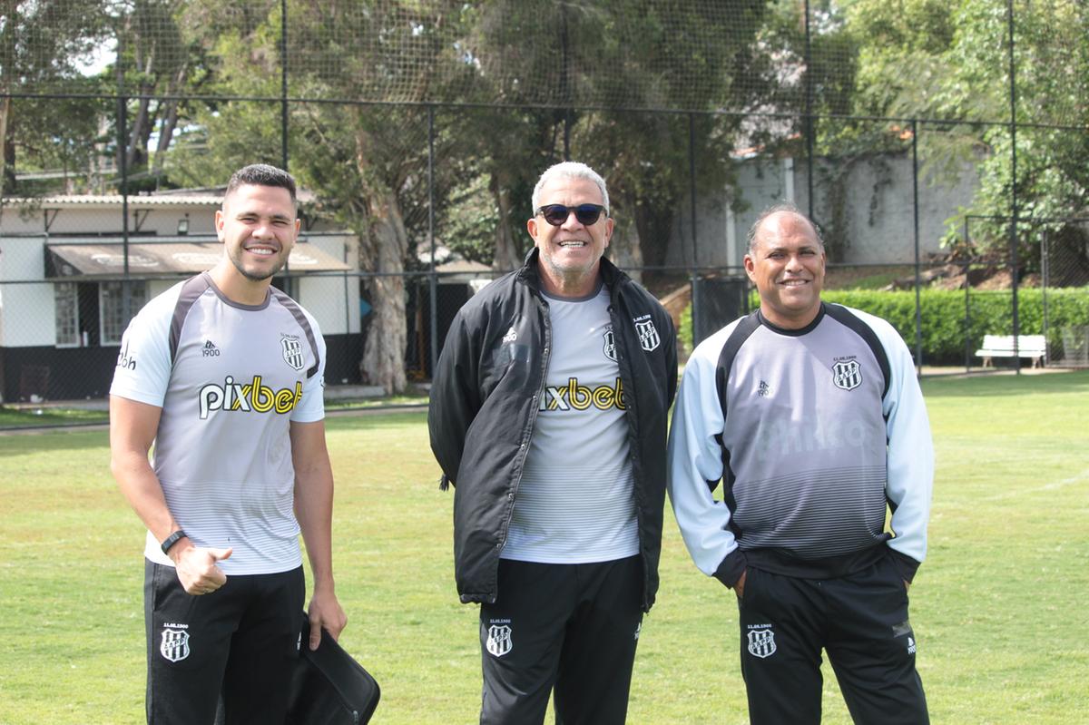 Hélio dos Anjos ao lado dos auxiliares Guilherme Anjos e Marcelo (Diego Almeida/Pontepress)