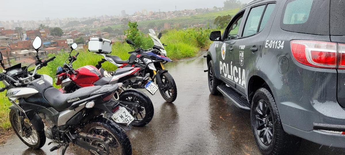 Viatura da PM e as motocicletas roubadas e usadas em crimes, que foram recuperadas e devolvidas aos donos (Divulgação)