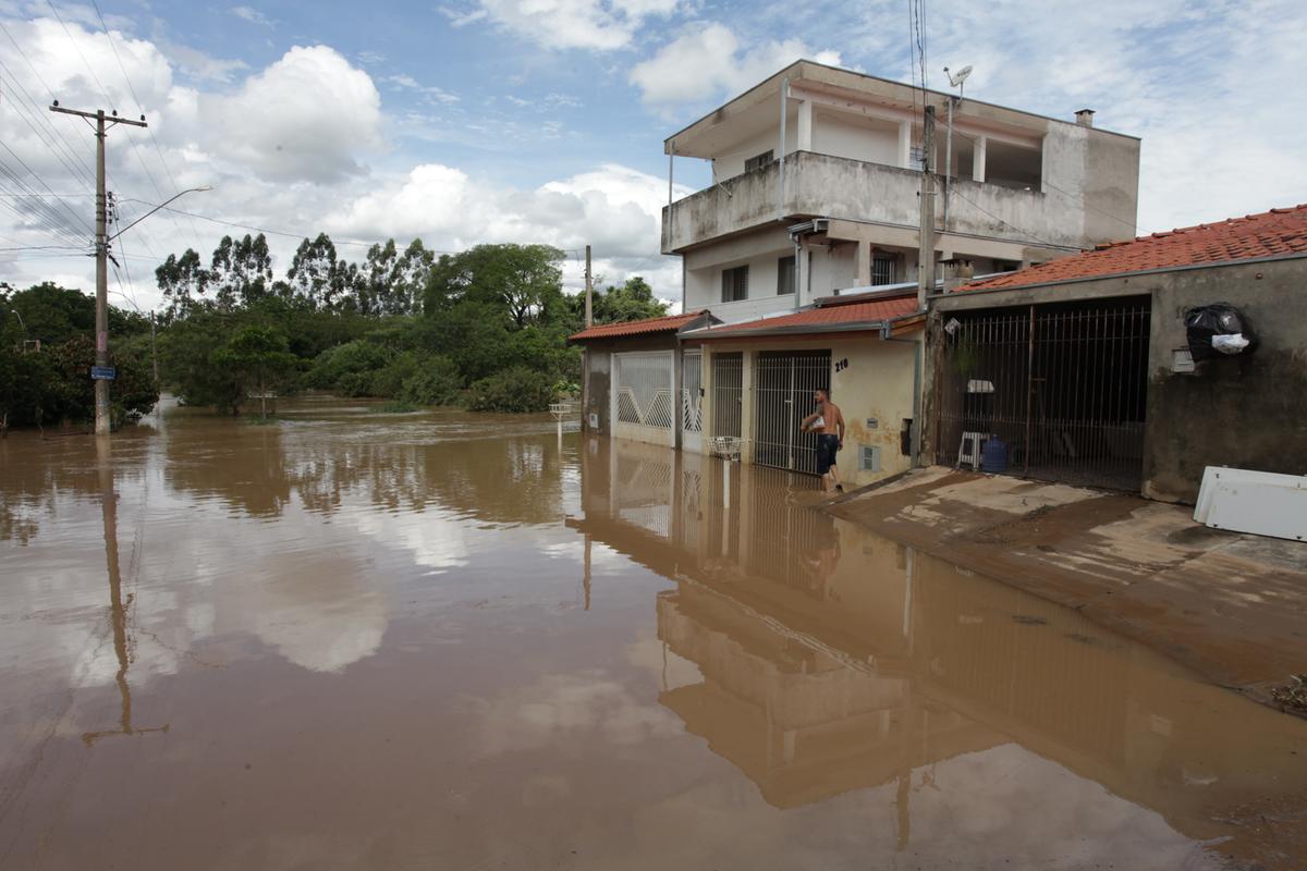O Rio Capivari transbordou em Monte Mor: quem mora em sobrado ainda conseguiu salvar os móveis (Rodrigo Zanotto)