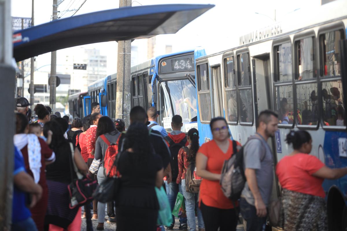 Passageiros aguardam ônibus: mais um reajuste para adequar ao orçamento (Kamá Ribeiro)
