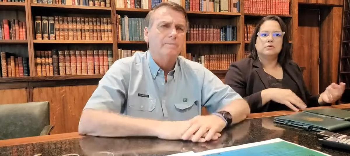 Bolsonaro durante live realizada nesta sexta-feira (300 (Reprodução/ YouTube)