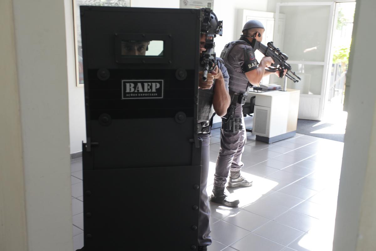 O novo equipamento de defesa é encaixado em um carrinho balístico, também de aço; ao todo, a estrutura tem cerca de 1,70 metro de altura e pesa aproximadamente 80 quilos (Rodrigo Zanotto)