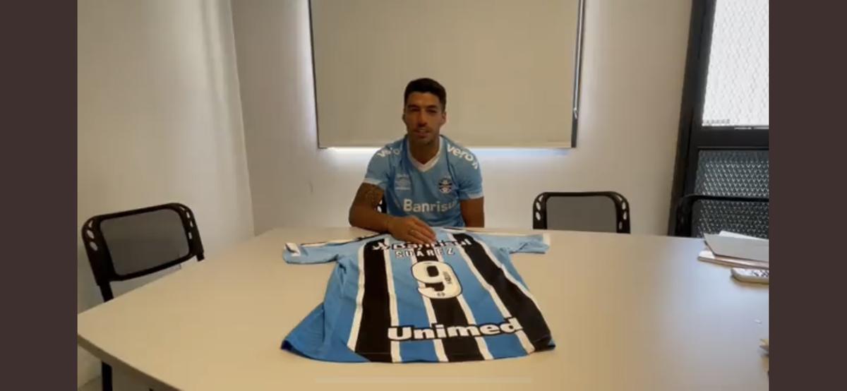 Com 35 anos, o camisa nove celeste teve suas atuações questionadas pela torcida e pela imprensa internacional (Reprodução/ Twitter Grêmio)