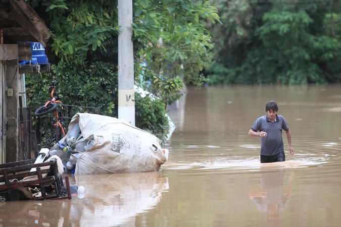 Os moradores do Beco do Mokarzel, no distrito de Sousas, ficaram ilhados com as fortes chuvas da útima semana (Kamá Ribeiro)