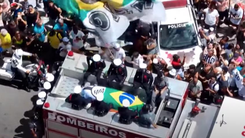 Cortejo com corpo de Pelé passa em frente à casa da mãe do Rei e emociona fãs (Reprodução/ Twitter)