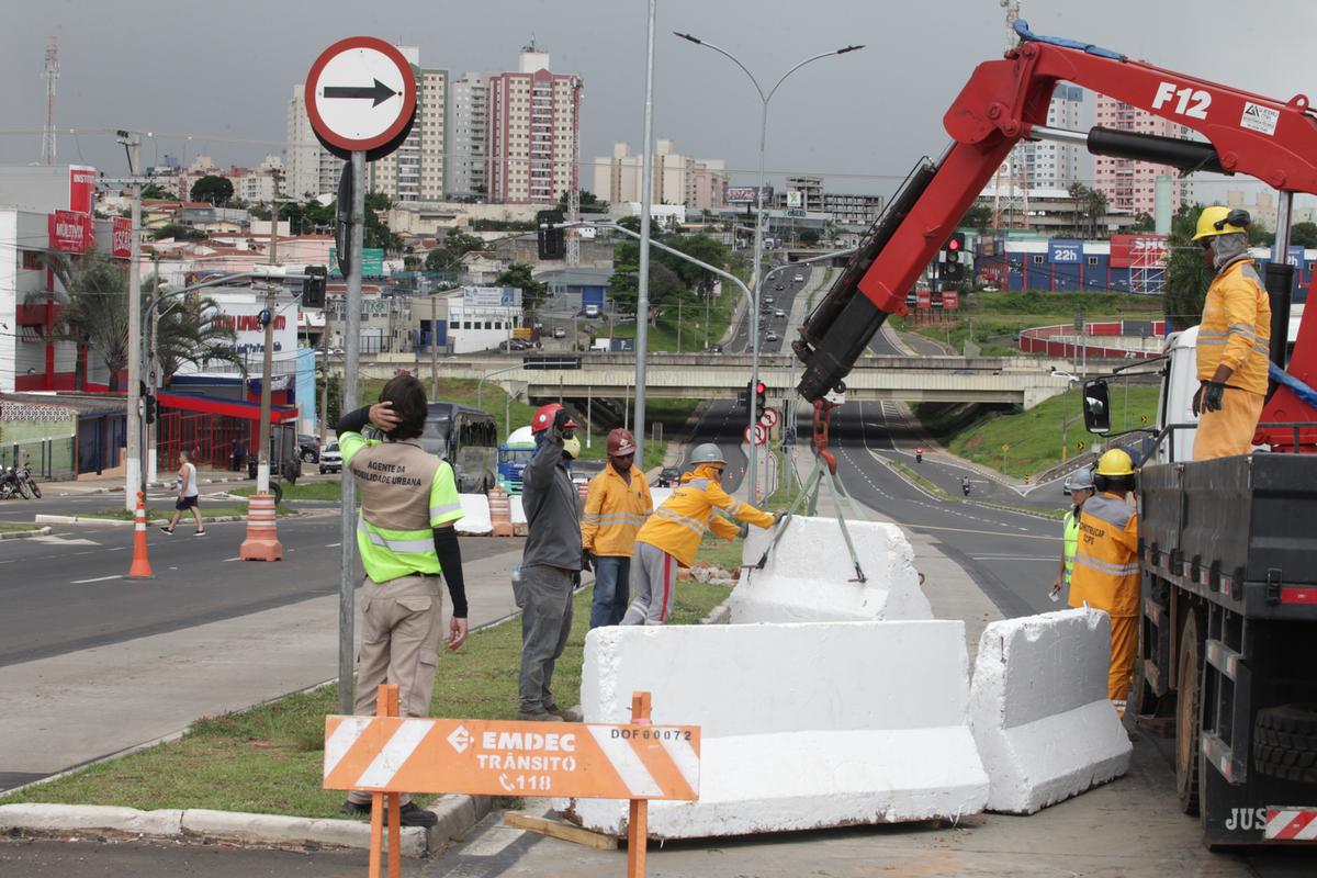 Funcionários, sob a supervisão dos agentes de mobilidade urbana, posicionam as estruturas para realizar os bloqueios necessários na avenida (Rodrigo Zanotto)