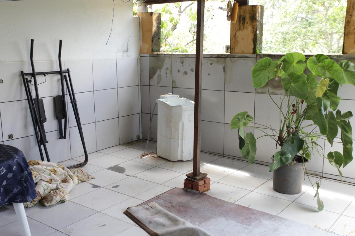 Lavanderia da residência, onde o corpo da vítima foi encontrado dentro do tanquinho de lavar roupas (Rodrigo Zanotto)