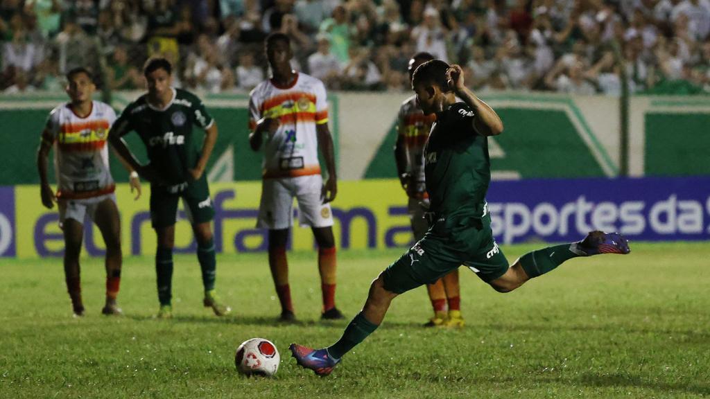 Ruan Ribeiro cobra pênalti para fazer o segundo do Verdão no jogo (Fabio Menotti/Palmeiras)