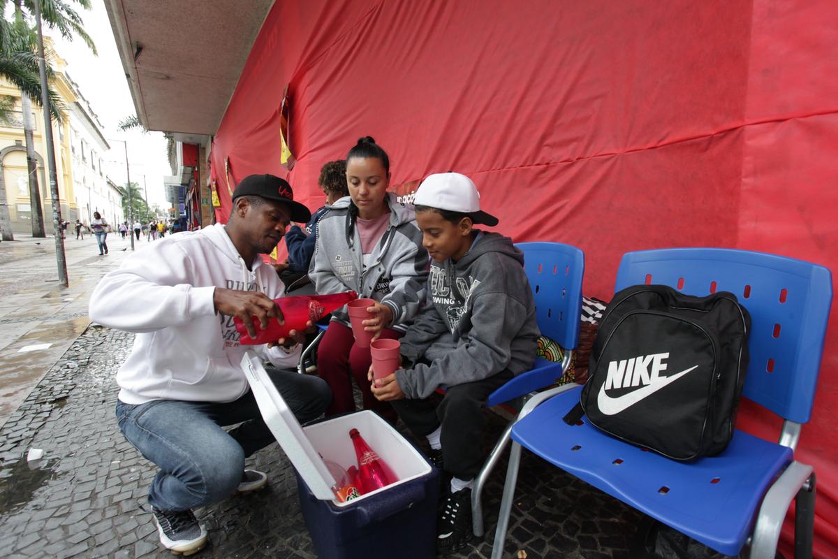 Família decide passar a noite na fila, ao relento, para poder aproveitar a liquidação de uma loja instalada no Centro de Campinas: esforço para comprar com economia (Rodrigo Zanotto)