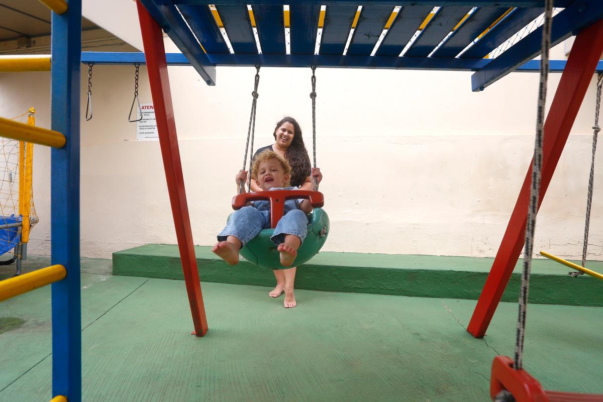 A consultora de Recursos Humanos Stella Caram, mãe solo do Liam, de 2 anos, aproveita os espaços ao ar livre disponíveis em seu condomínio (Gustavo Tilio)
