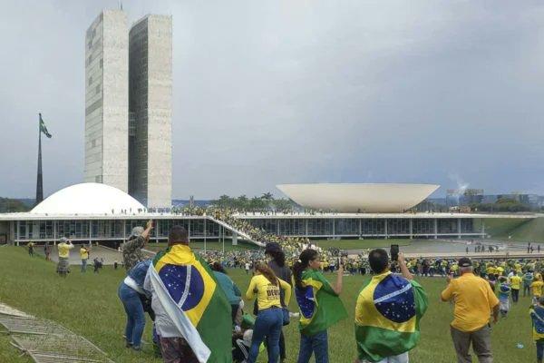 Pelas imagens, é possível ver que a PM tentava dispersar os manifestantes que furaram o bloqueio. (Reprodução/ Twitter)