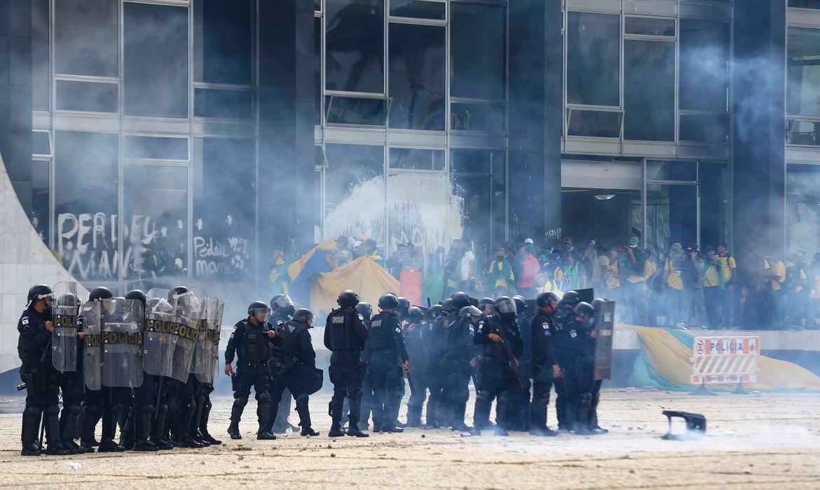 Invasores começam a ser dispersados da Praça dos Três Poderes (Marcelo Camargo/ Agência Brasil)