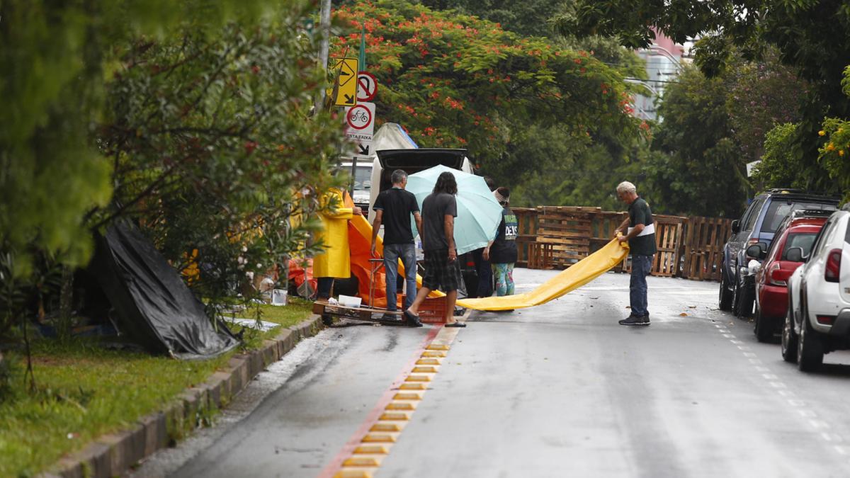 Manifestantes começam a levantar acampamento que estava montado em frente à EsPCEx: esvaziamento (Gustavo Tilio)