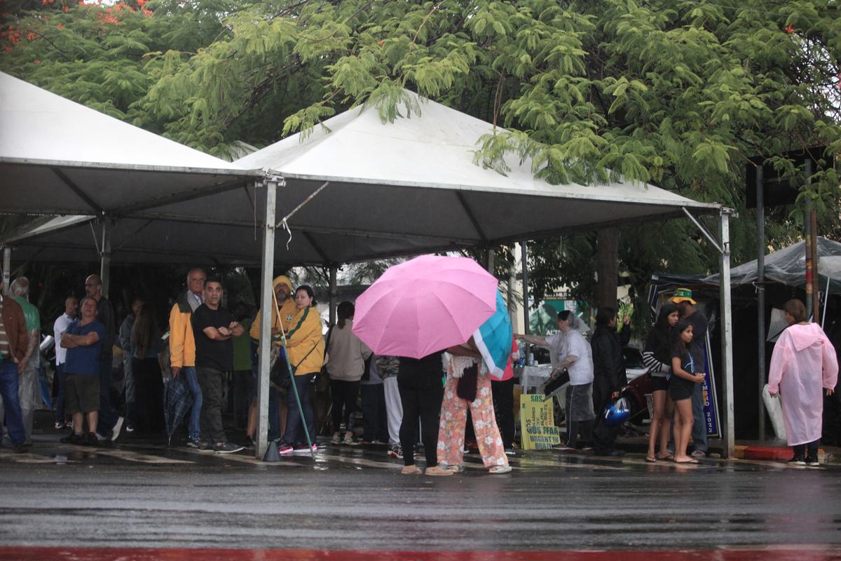 Na segunda-feira era possível encontrar barracas com alguns manifestantes bolsonaristas próximo à Escola Preparatória de Cadetes do Exército (Kamá Ribeiro)