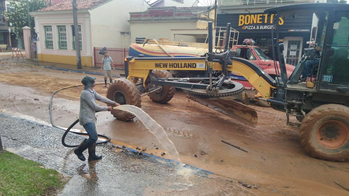 Ampla mobilização de limpeza tenta recuperar a cidade que foi duramente castigada pelas chuvas (Caio Araujo/Prefeitura de Socorro)