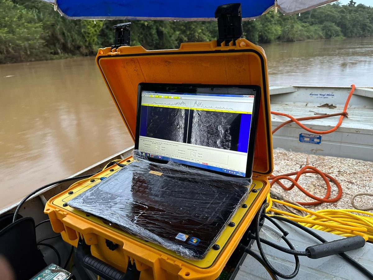Equipamento fica acoplado no bote usado pelos bombeiros e tem capacidade de captar sons do fundo do rio (Divulgação)