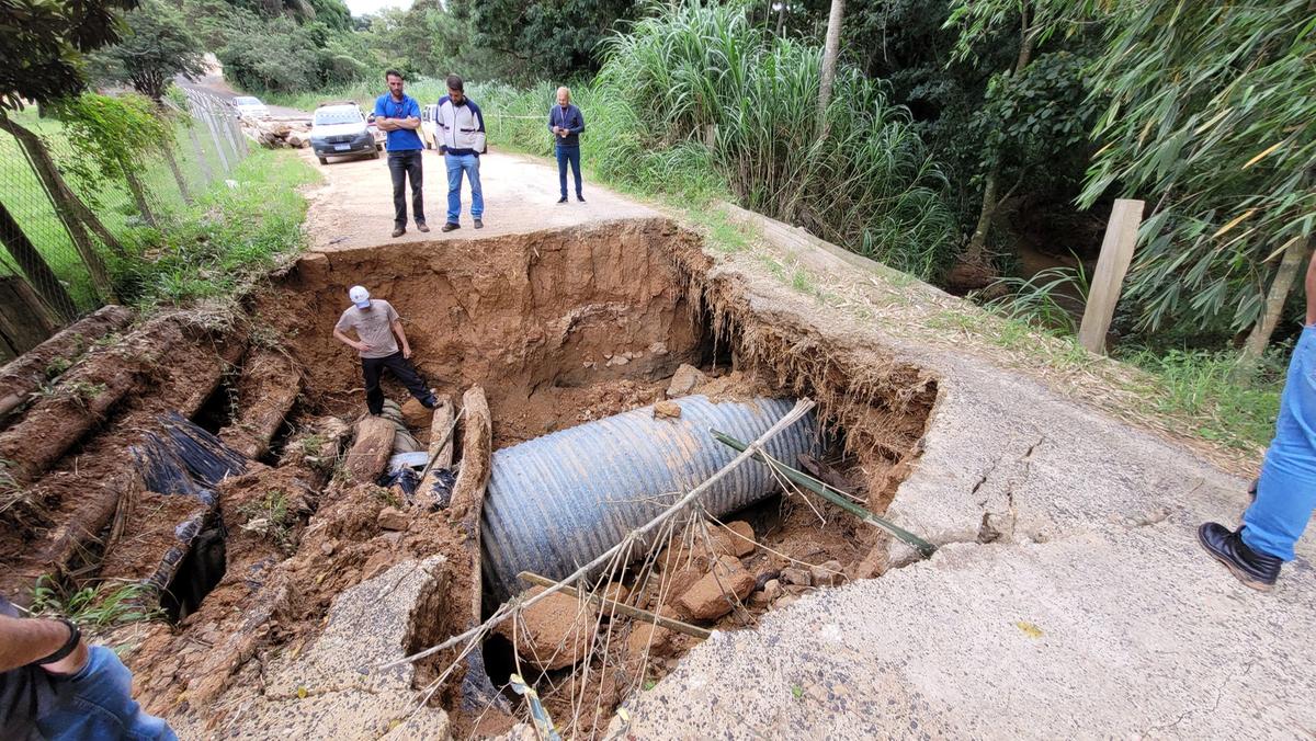 Em Amparo, o volume intenso de chuva desabou parte de uma via de acesso a três granjas, além de outros estragos que foram verificados em demais pontos da cidade (Roger Areias/Comunicação Amparo)