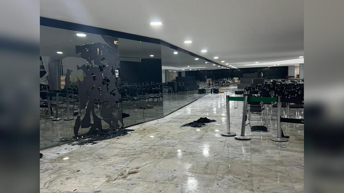 Apoiadores do ex-presidente Jair Bolsonaro invadiram e destruíram parte das sedes dos três Poderes. (Reprodução)