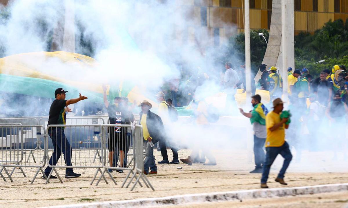 Segundo o vidraceiro Givair Batista Souza, ele teria chegado à Esplanada por volta das 16h e, ao se aproximar, viu muita confusão e bombas sendo jogadas em sua direção (Marcelo Camargo/Agência Brasil)