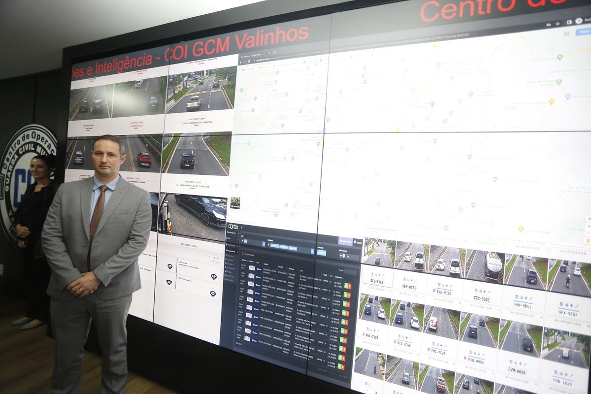 O secretário estadual de Segurança Guilherme Derrite em visita ao Centro de Operações e Inteligência (COI) da GM de Valinhos: iniciativa que precisa ser replicada em todo o Estado (Gustavo Tílio)