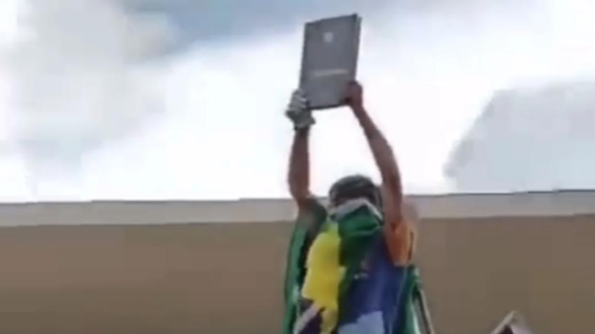 Homem que aparece em vídeo segurando réplica da Carta Magna no STF (Reprodução)