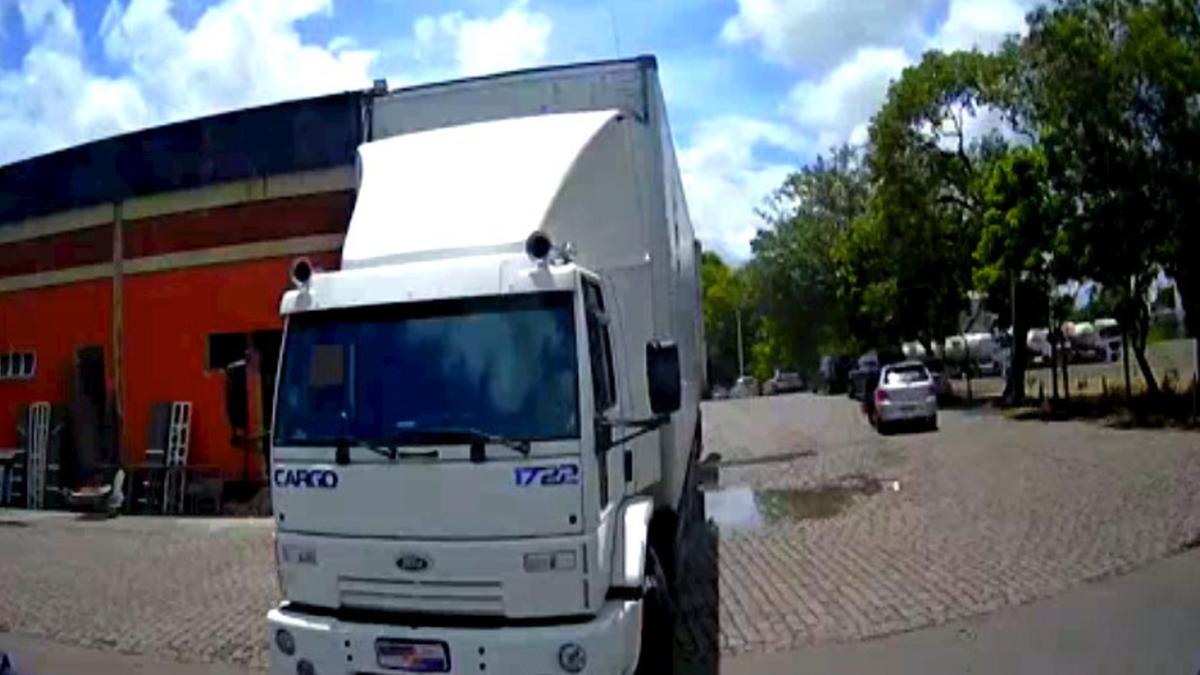 Caminhão-baú usado pelos criminosos para transportar os pneus roubados da transportadora de combustível (Divulgação)