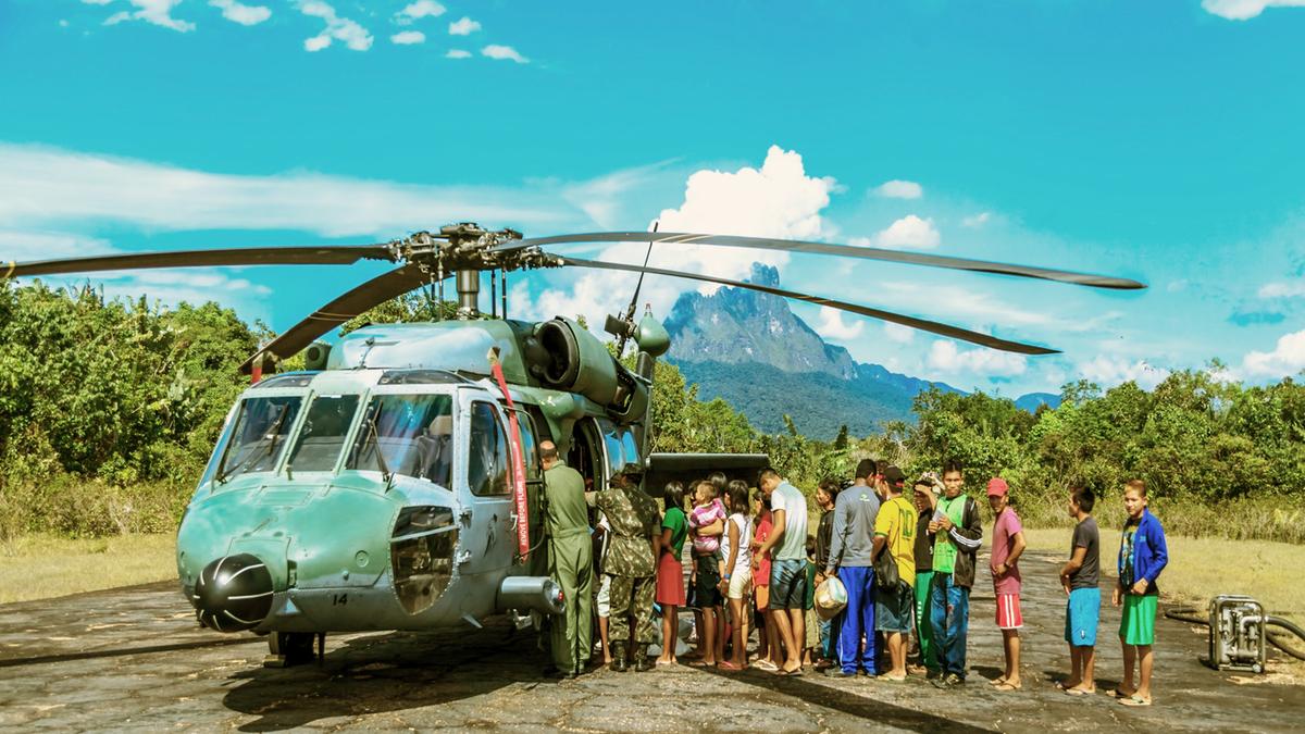 Helicóptero usado pela equipe voluntária da Expedicionários para o atendimentos às questões de saúde de povo originário da Amazônia brasileira (Mona Sabongi)