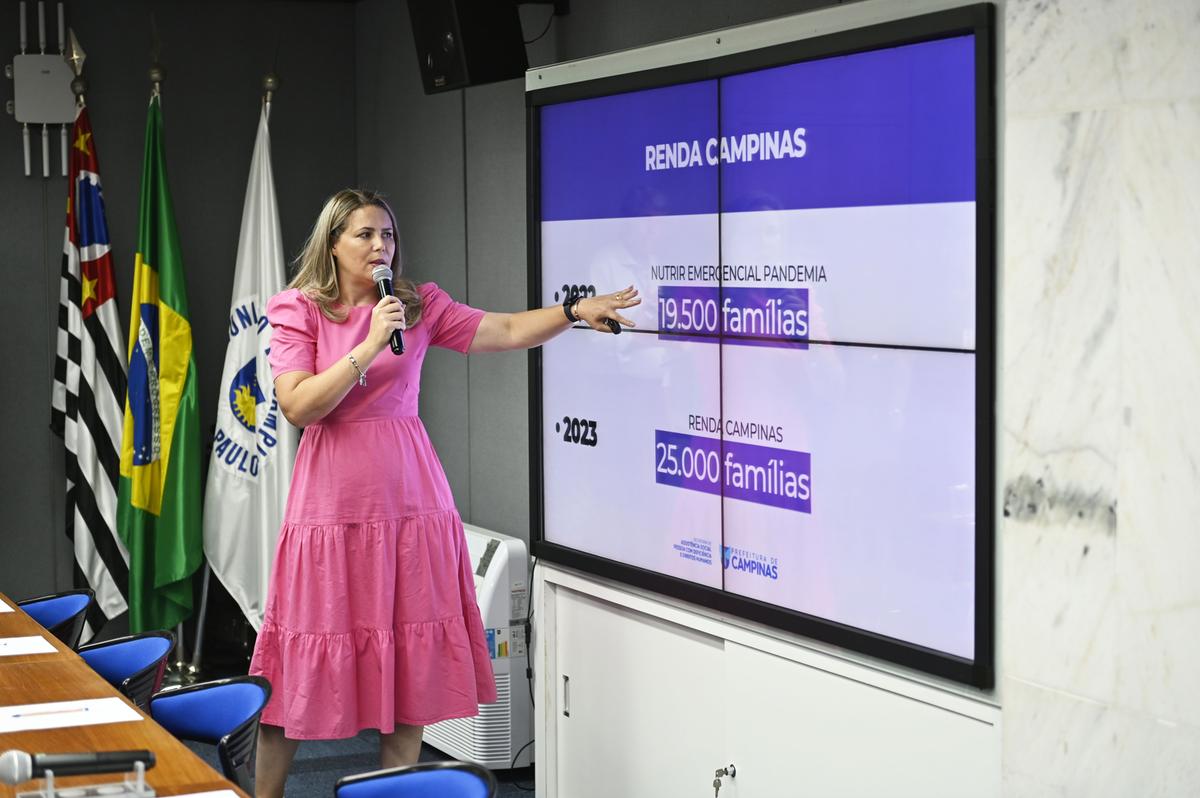 A secretária de Assistência Social, Pessoa com Deficiência e Direitos Humanos, Vandecleya Moro, apresenta o Renda Campinas na Sala Azul (Eduardo Lopes/Prefeitura de Campinas)
