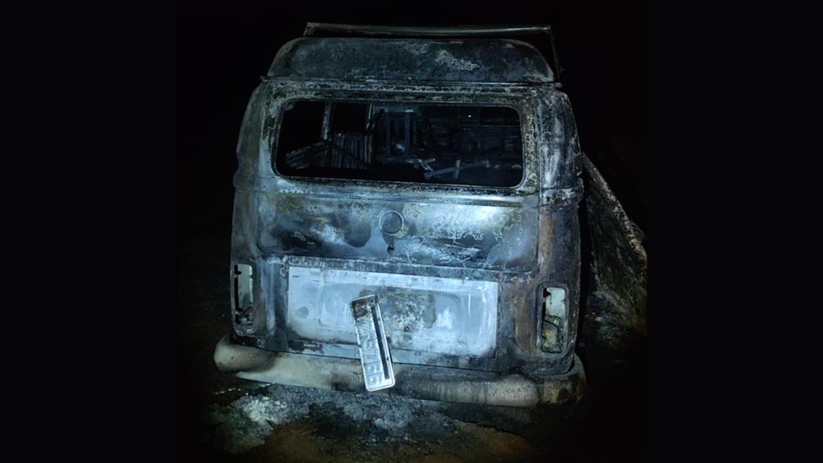 O que restou da Kombi furtada e queimada do feirante Gledson Fernandes (Divulgação)