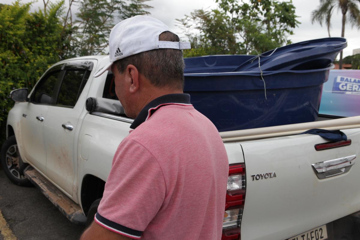 Empresário próximo à caminhonete onde ficou preso por 14 horas: vítima foi encontrada em estado de choque (Rodrigo Zanotto)