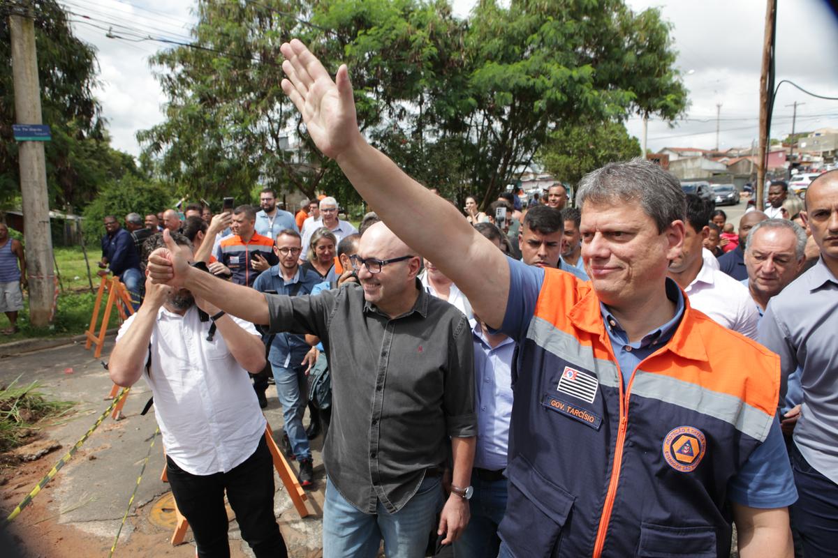 Governador Tarcísio Freitas, ao lado do prefeito Dário Saadi, ambos do partido Republicanos, em visita ao local onde ponte caiu (Rodrigo Zanotto)