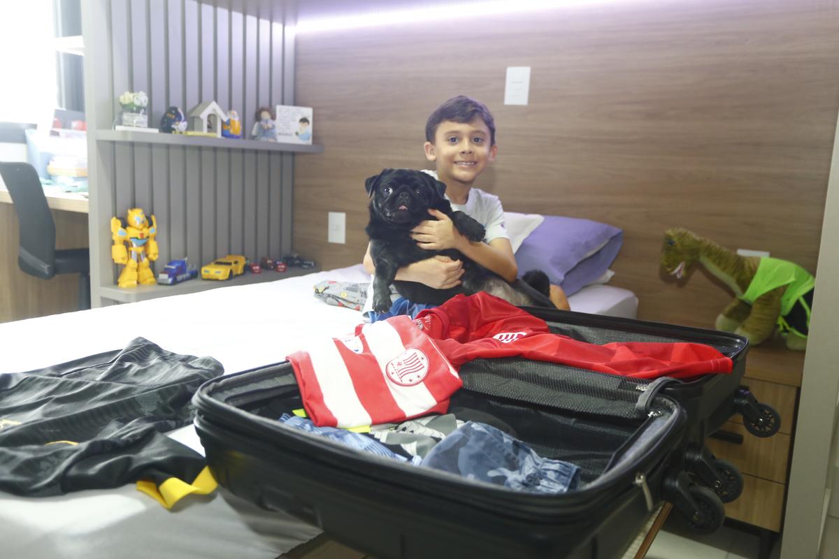 João Pedro, filho da advogada Kenia, com Darwin: por passar dos 10 kg, o pet não pode acompanhar a família nas viagens para Recife (Gustavo Tílio)