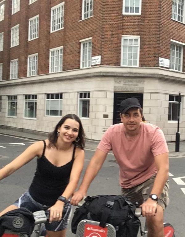 Humberto com a esposa (à esq.) em Londres (Arquivo pessoal)