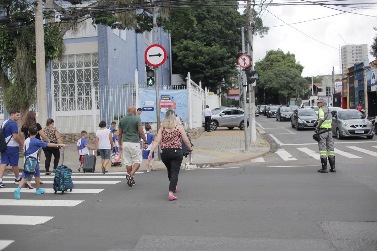 Operação realizada nas imediações de escola próxima ao Centro, na qual agentes da Emdec orientaram os pedestres (Kamá Ribeiro)