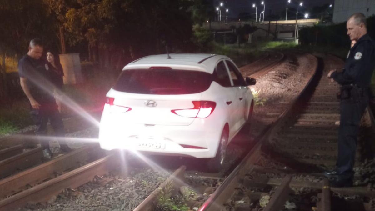 Carro abandonado em linha de trem (Divulgação)