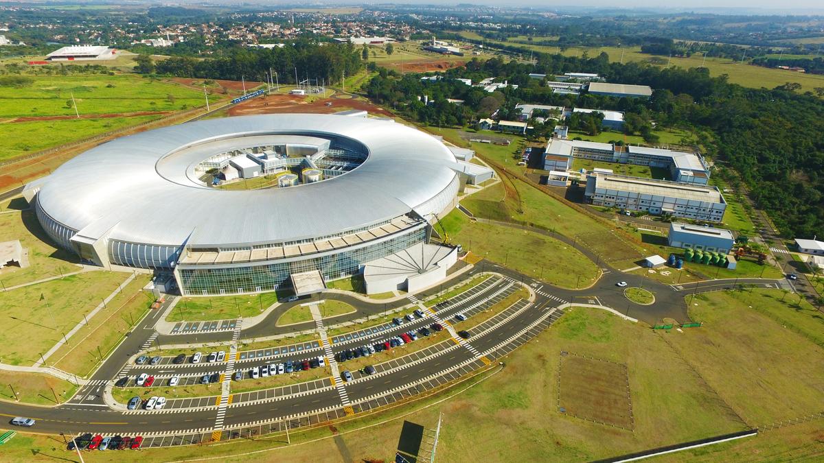 Vista aérea do Sirius , que fica no campus do Centro Nacional de Pesquisa em Energia e Materiais: trabalho contou com a colaboração de pesquisadores de universidades brasileiras, como a Unicamp (Divulgação/ CNPEM)
