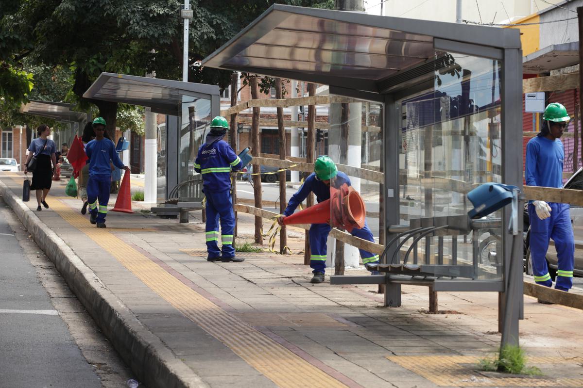 Operários iniciam os preparativos para a instalação de um canteiro de obras na Avenida dos Expedicionários para a reforma da Campos Sales (Rodrigo Zanotto)