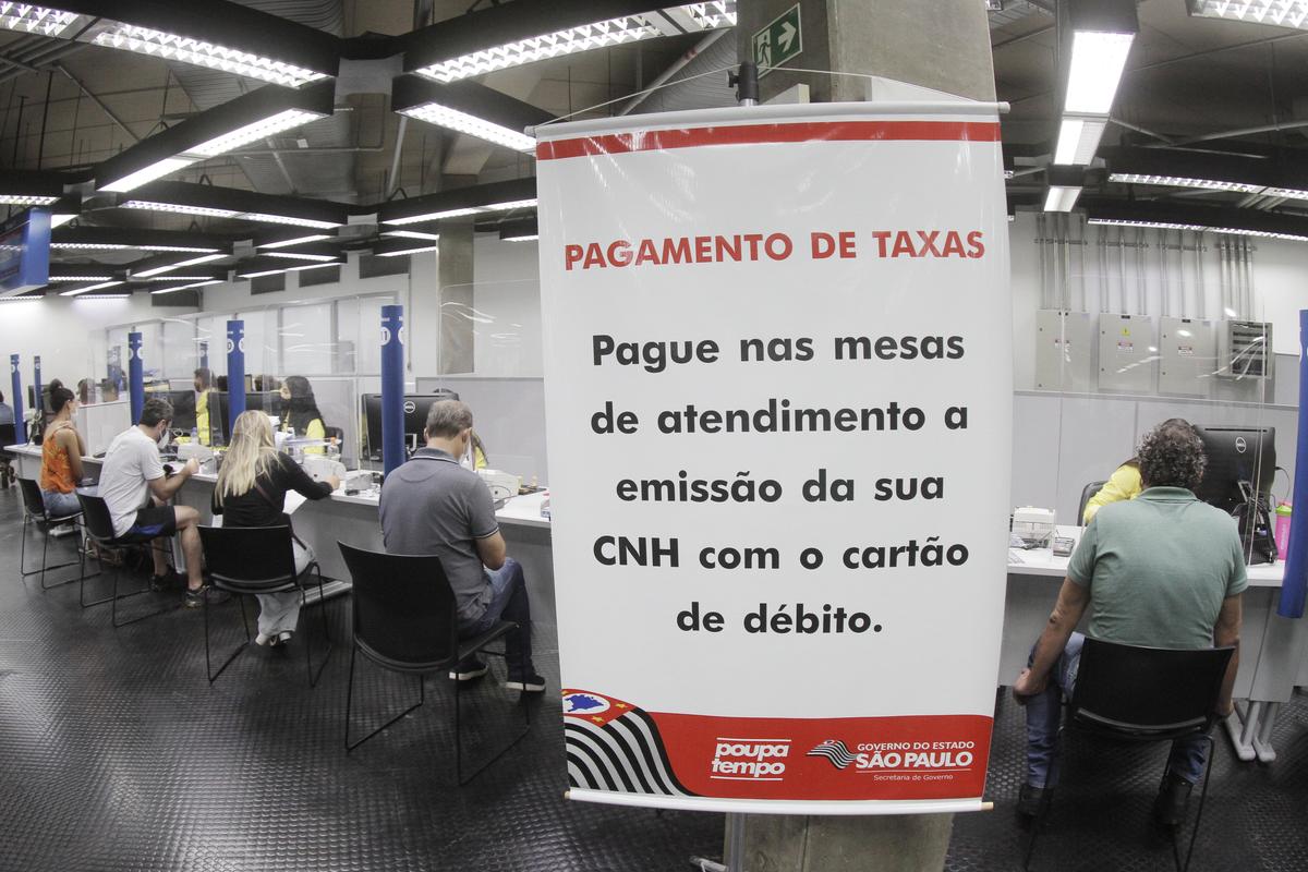 Motoristas são atendidos para renovação da CNH em guichês do Detran instalados no Poupatempo, em Shopping de Campinas (Kamá Ribeiro)