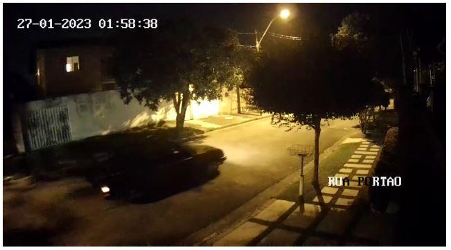 Câmeras de segurança registraram o Monza, modelo antigo, de cor escura, transitando na via em busca de alvos: os integrantes do grupo foram presos (Divulgação)