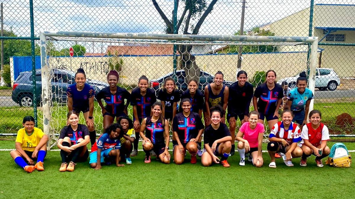 Meninas de Campinas, Hortolândia e Sumaré fazem o encontro todos os sábados para fomentar a paixão pelo futebol (Beatriz Guerra)
