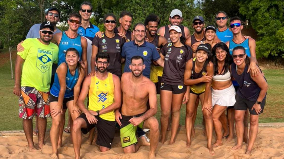 Equipe de Campinas junto com o técnico Lucas Palermo, as jogadoras olímpicas Duda Lisboa e Ana Patrícia e outros integrantes da comissão técnica da Seleção Brasileira (Divulgação)