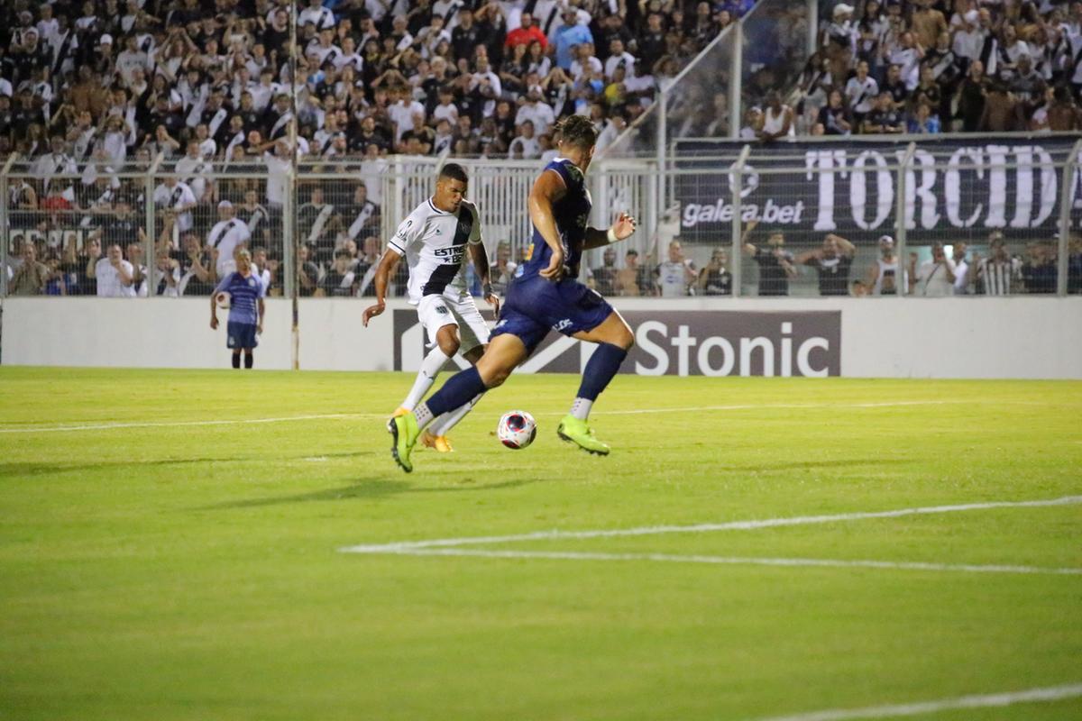 Com cinco gols em quatro jogos, o centroavante Jeh virou um trunfo ofensivo da Ponte Preta (Karen Fontes/PontePress)
