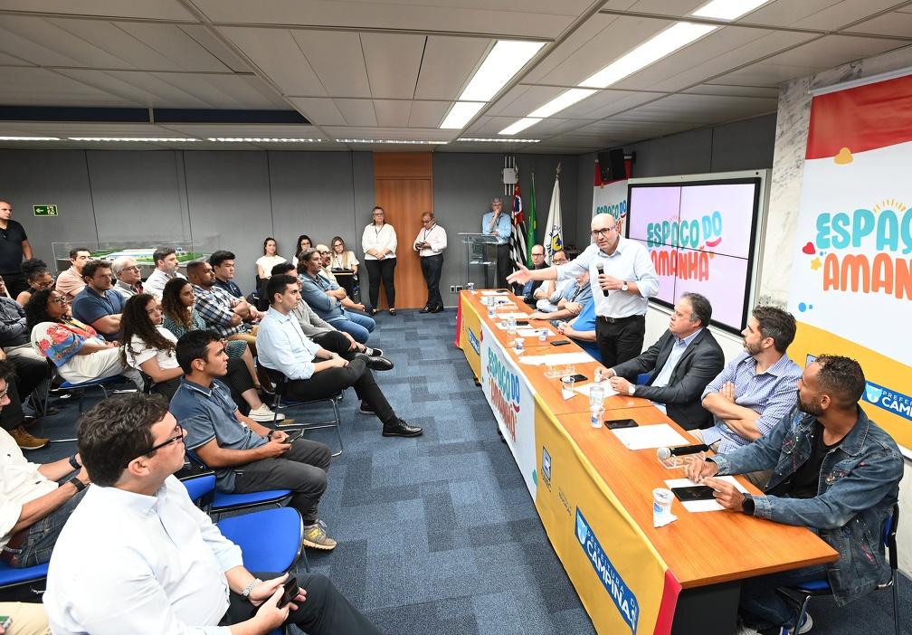 O prefeito Dário Saadi anuncia a construção de 16 novas creches em Campinas, em solenidade realizada ontem na Sala Azul do Paço Municipal: “Construir creche é investimento” (Carlos Bassan/ Prefeitura de Campinas)