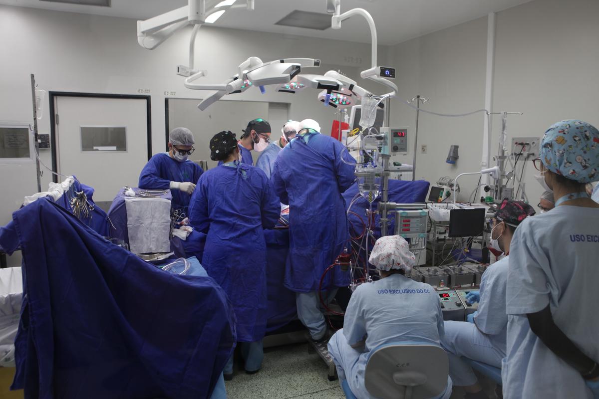 Profissionais de saúde realizam procedimento cirúrgico em mutirão oncológico no Hospital de Clínicas da Unicamp: zerando a fila de espera (Rodrigo Zanotto)