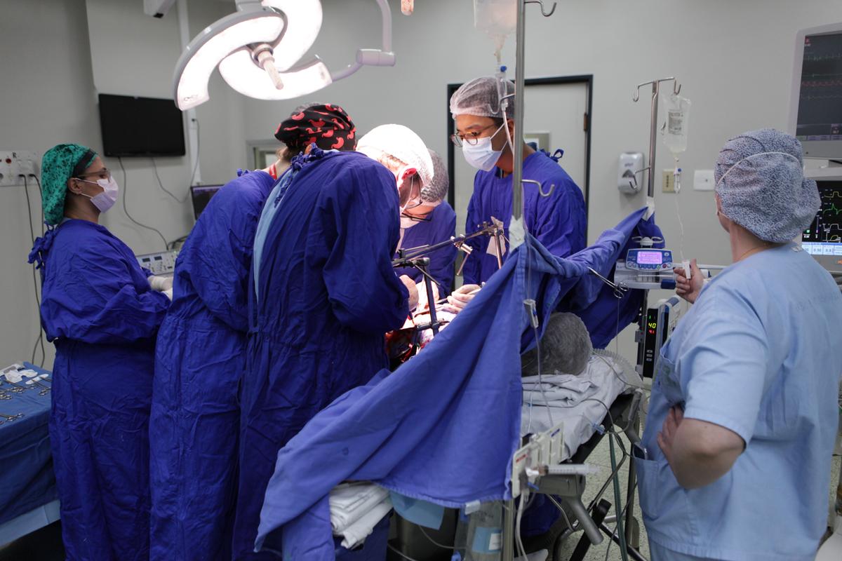 Equipe do HC da Unicamp em cirurgia: hospital realizará oito mutirões em sete semanas para reduzir a fila de espera por procedimentos em diversas especialidades (Rodrigo Zanotto)