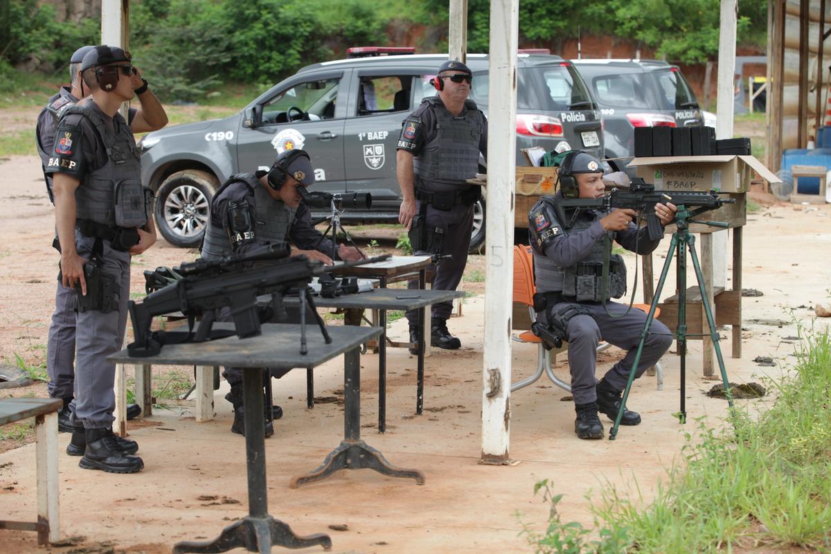 Policiais do 1º Batalhão de Ações Especiais da Polícia Militar (Baep) treinam mira com seus fuzis 556 (Rodrigo Zanotto)