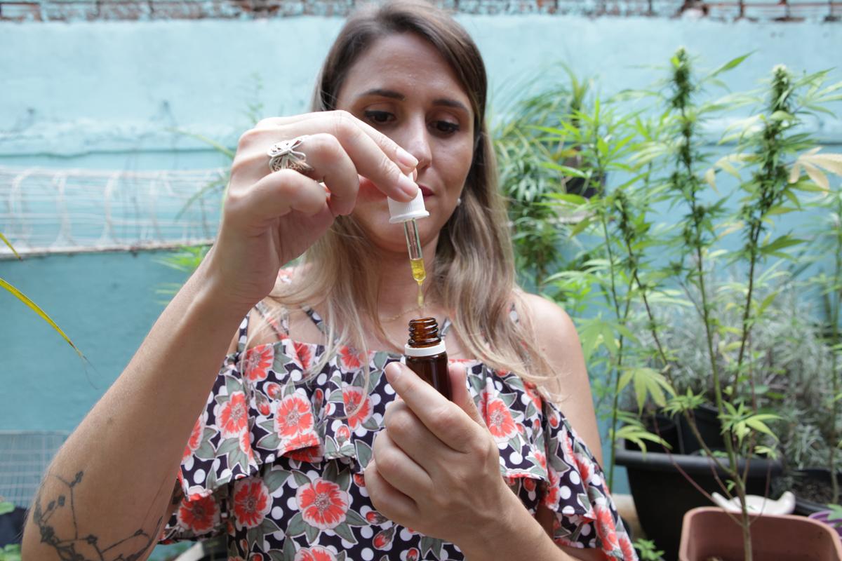 A fisioterapeuta Angela Aboin, de Campinas, que obteve autorização da Justiça para plantar e extrair a substância da cannabis que usa no tratamento da filha, de 10 anos, que tem TEA (Rodrigo Zanotto)
