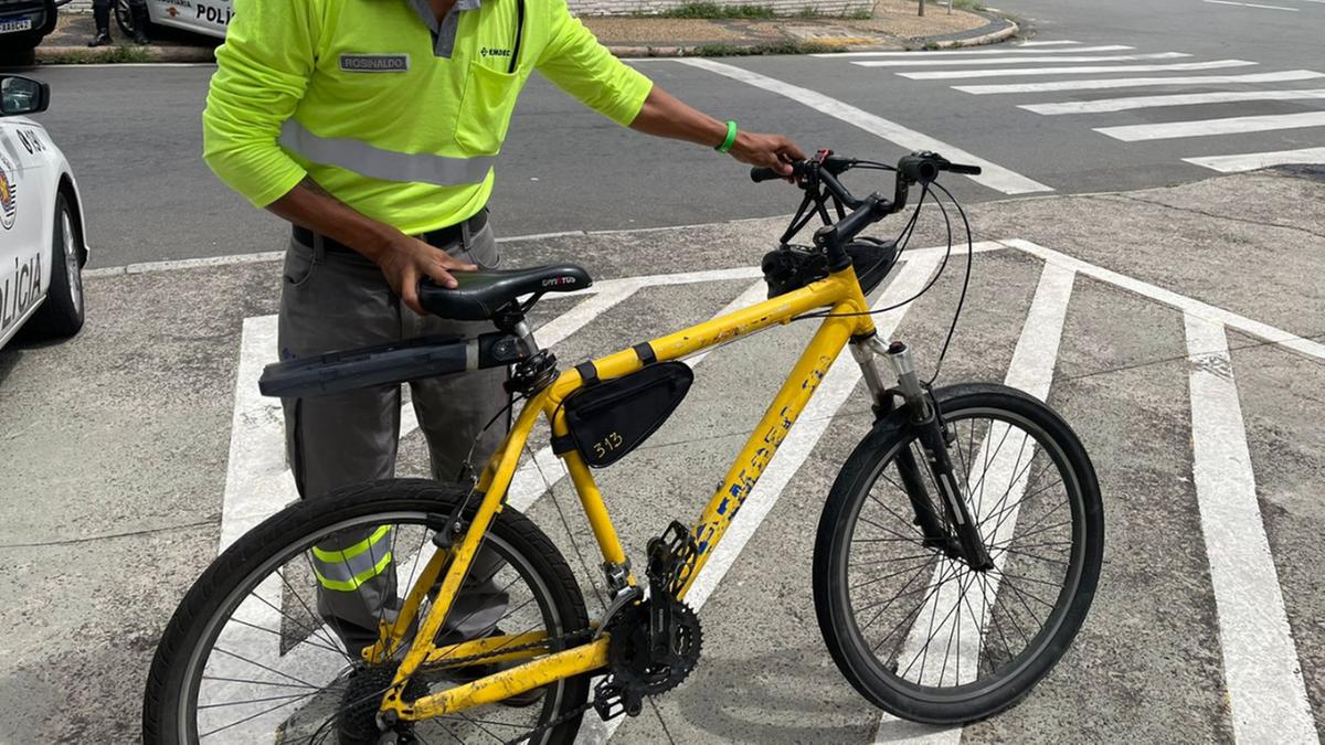 Agente de mobilidade urbana da Emdec com a bicicleta recuperada pela Guarda Municipal de Campinas (Rodrigo Zanotto)